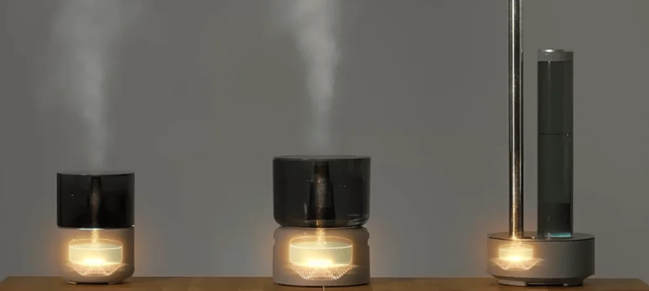 光に照らされたミストが立ち上る、カドーの加湿器